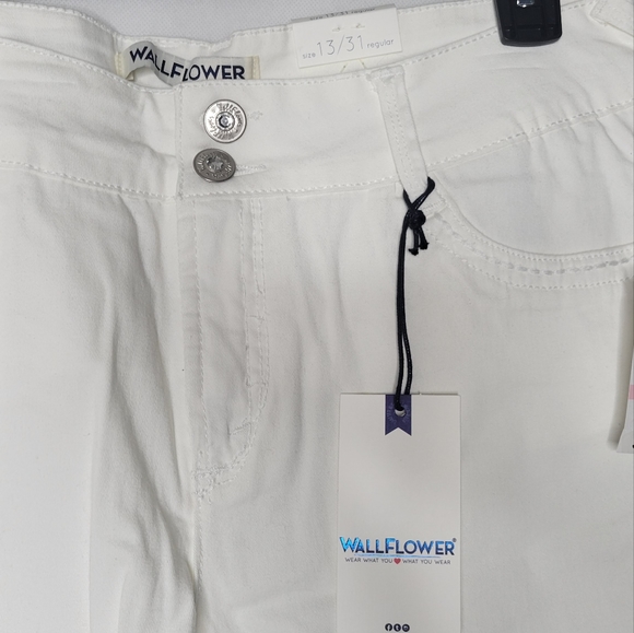 Juniors' WallFlower Curvy Bling Shorts - Picture 4 of 8